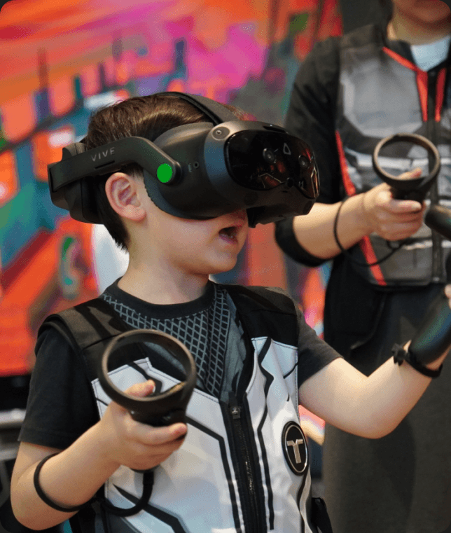 VRヘッドセットを体験する子ども